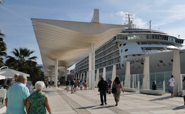 Ya está en Málaga 'The World', el crucero de los millonarios