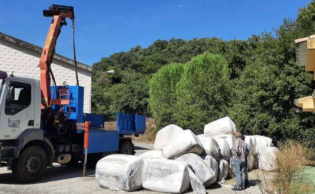 Donan 50.000 kilos de comida para ganado afectado por el incendio