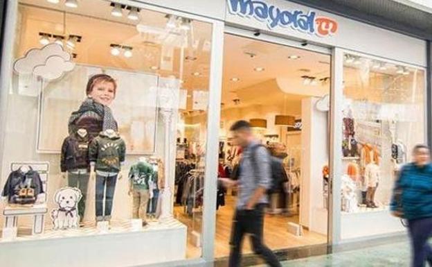 La firma malagueña Mayoral entra en el negocio de la moda adulta con la compra de Boston y Hug & Clau