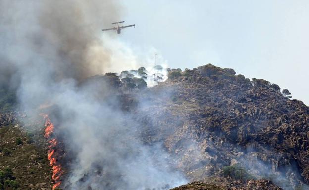 La extinción del incendio en Sierra Bermeja, «cada vez más cerca»