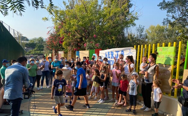 Protesta vecinal por el «pésimo estado» de los parques infantiles en Nerja
