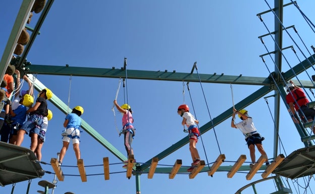 El parque multiaventuras de Campillos abre sus puertas con el objetivo de convertirse en un reclamo turístico de la zona