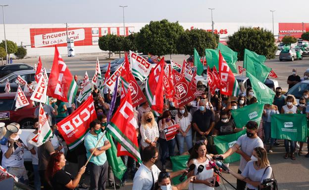 Caravana de coches contra la liberalización horaria en el comercio