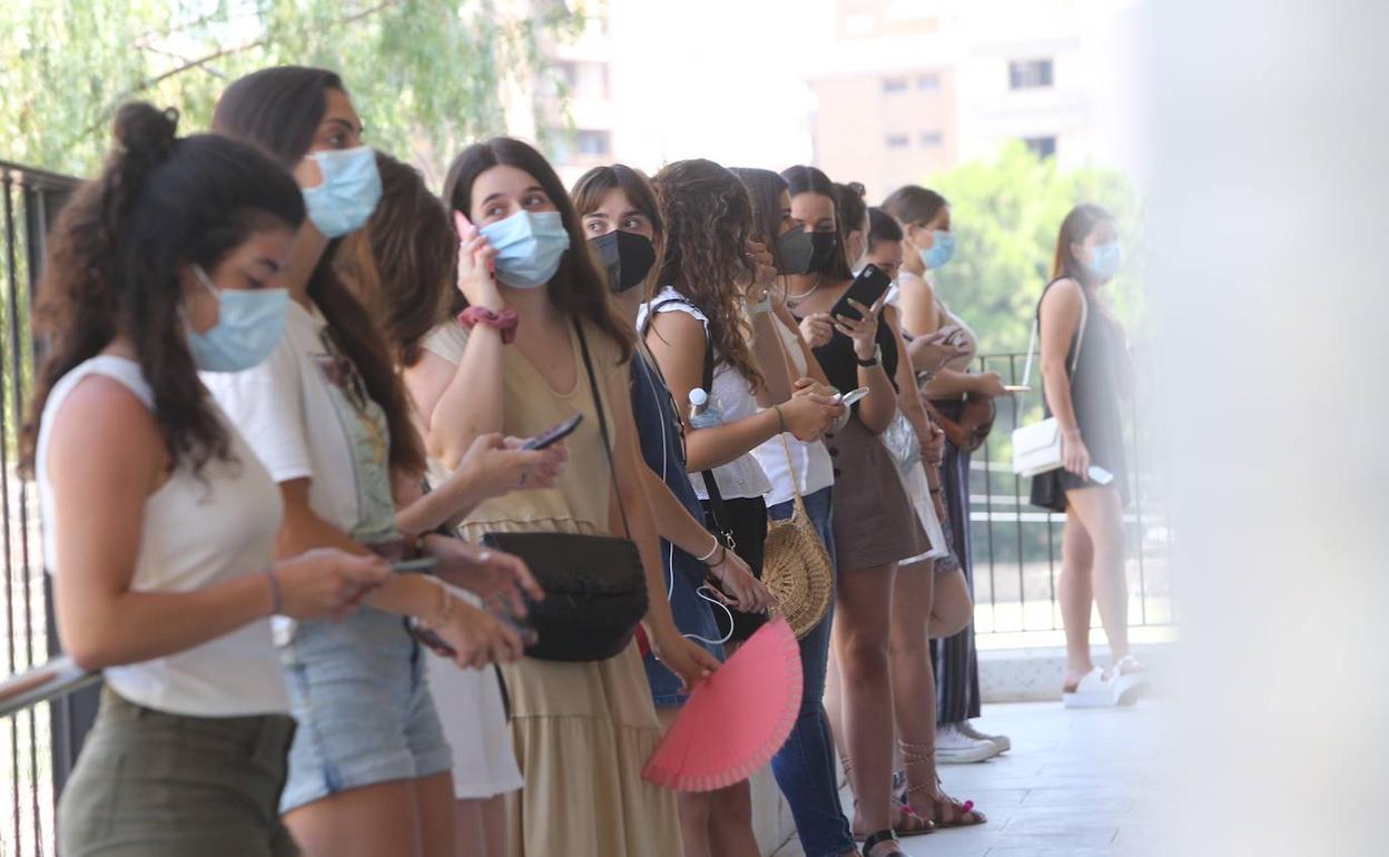 La Junta abre vías alternativas para que los estudiantes afectados por el requisito de Hacienda soliciten ayudas