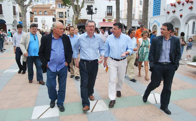 Nerja nombra turistas de honor al ministro de Agricultura, Luis Planas, y al ex de Justicia, Alberto Ruiz-Gallardón