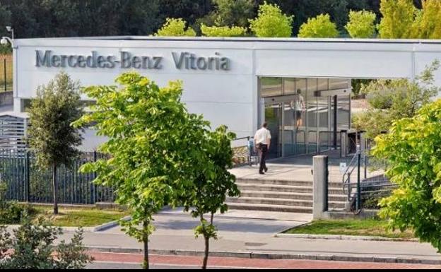 Mercedes-Benz recupera los seis días de actividad semanal en la planta de Vitoria