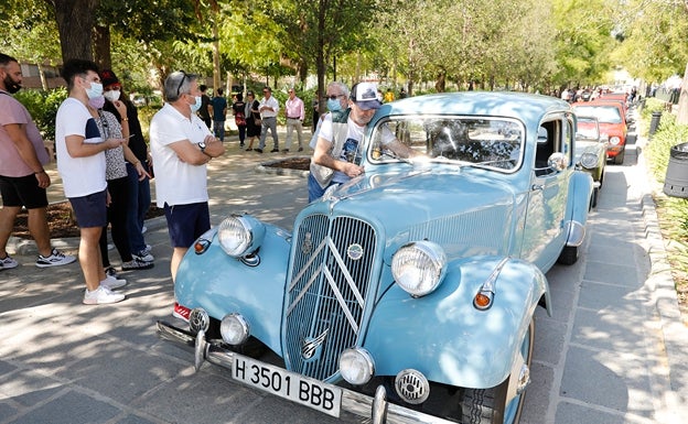 Más de un centenar de coches clásicos recorren juntos el tramo entre Antequera y Bobadilla