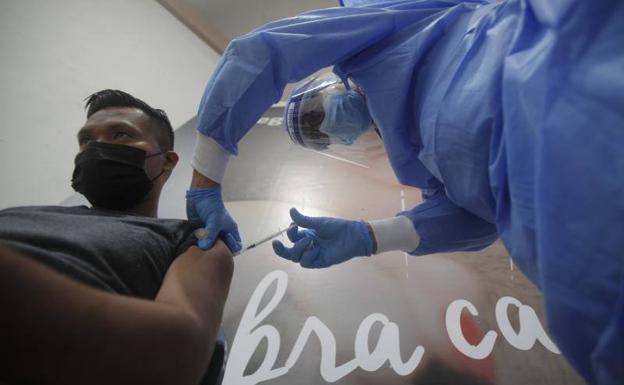 Los vacunados con una sola dosis que hayan pasado el coronavirus no podrán entrar en Reino Unido sin cuarentena