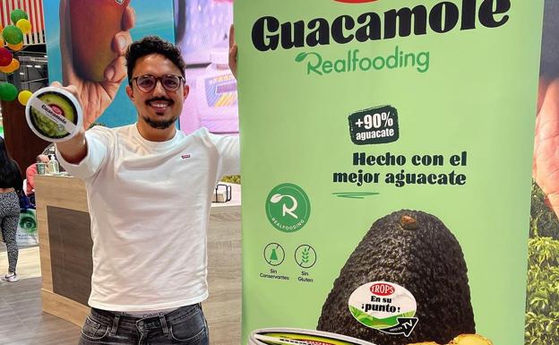 El nutricionista Carlos Ríos prepara su receta de guacamole malagueño «que sabe a aguacate»