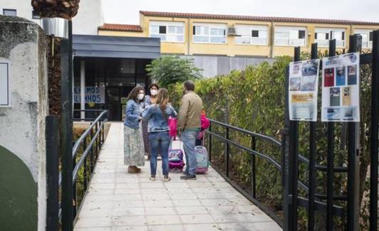 Una niña cuyos padres no quieren que lleve mascarilla asiste a clase con un informe médico