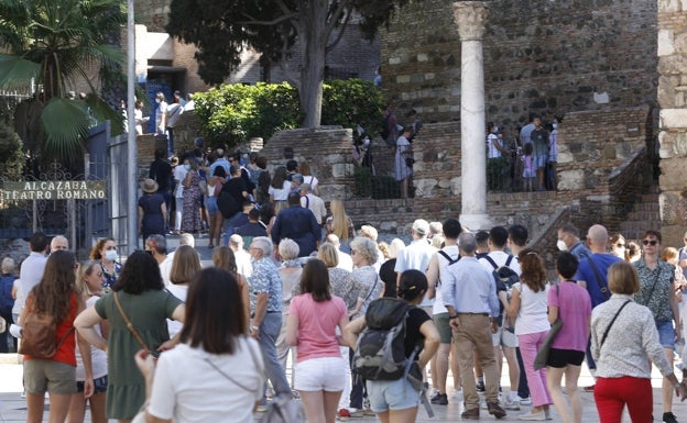Málaga, a rebosar en el primer puente sin aforos