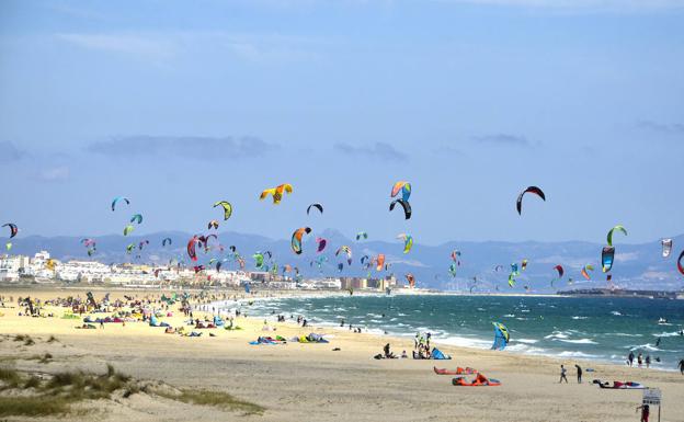 Aviso amarillo en Andalucía este lunes por fuertes vientos y fenómenos costeros