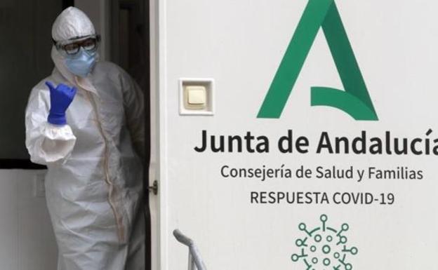 Andalucía suma 171 casos en 48 horas, la menor cifra en seis meses, un fallecido y su tasa baja hasta 32