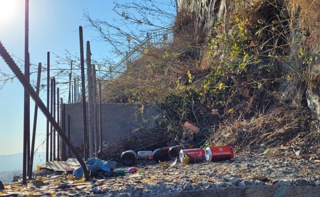 El «murito» de calle Mimosas, sucio y peligroso