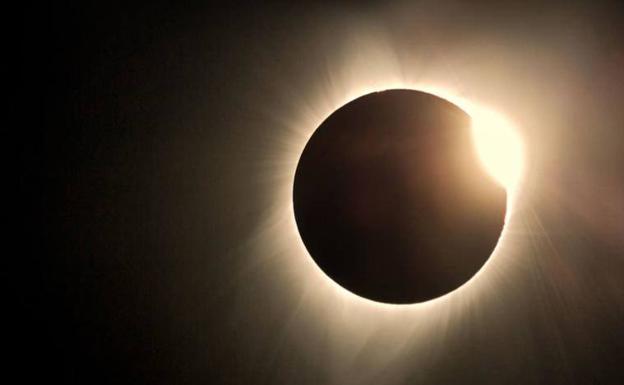 Estos son los dos últimos eclipses de Luna y Sol de 2021: fechas, horarios y dónde verlos