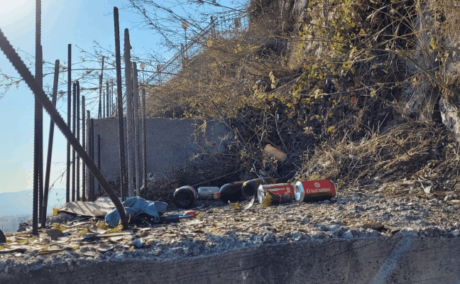El «murito» de calle Mimosas, sucio y peligroso