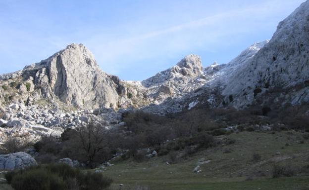 Naturaleza y senderismo en el Arco Calizo Central, la cara más abrupta del oriente malagueño