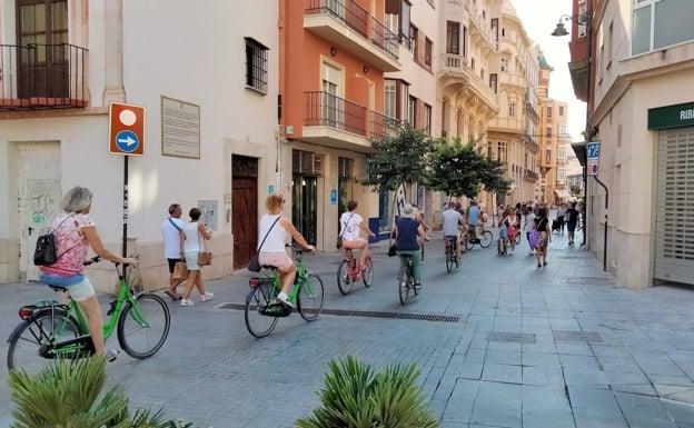 ¿Pueden ir los grupos de turistas en bici por las calles peatonales del Centro de Málaga?