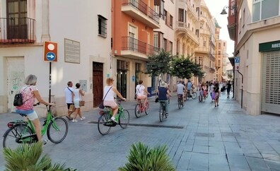 ¿Pueden ir los grupos de turistas en bici por las calles peatonales del Centro de Málaga?