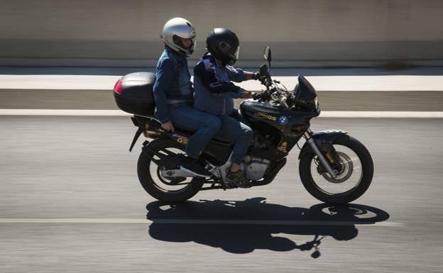 DGT: ¿Pueden multar a los motoristas que llevan una cámara en el casco?