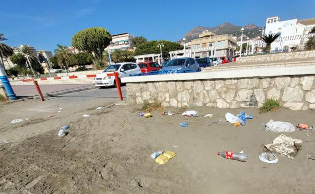 Las calas de El Palo amanecen llenas de desperdicios