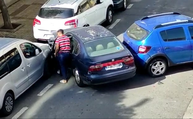 Detienen al conductor que estrelló un coche robado contra seis vehículos aparcados en Martiricos y salió corriendo