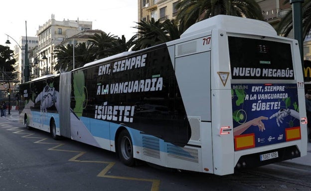 La EMT gana viajeros con la nueva macrolínea que conecta Teatinos y El Palo