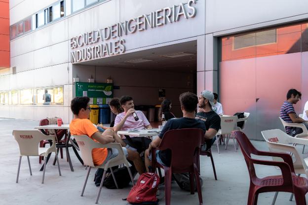 Descansos sin mascarillas y colas en las cafeterías