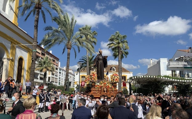 Devoción en el regreso de San Pedro Alcántara a las calles