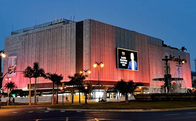 El Corte Inglés ilumina de rosa su edificio de Málaga en apoyo de la investigación del tumor de mama