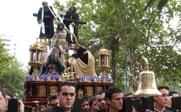 La Cofradía del Descendimiento hace un llamamiento ante la falta de portadores para magna de Málaga