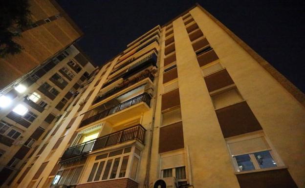 Una mujer cae desde una tercera planta en Puerta Blanca: «Ha intentado matarme»