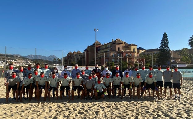 La selección española de fútbol playa, concentrada en Torrox antes de disputar un torneo internacional en Dubai