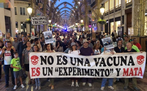 Negacionistas coinciden en la plaza de la Constitución con la procesión del Huerto