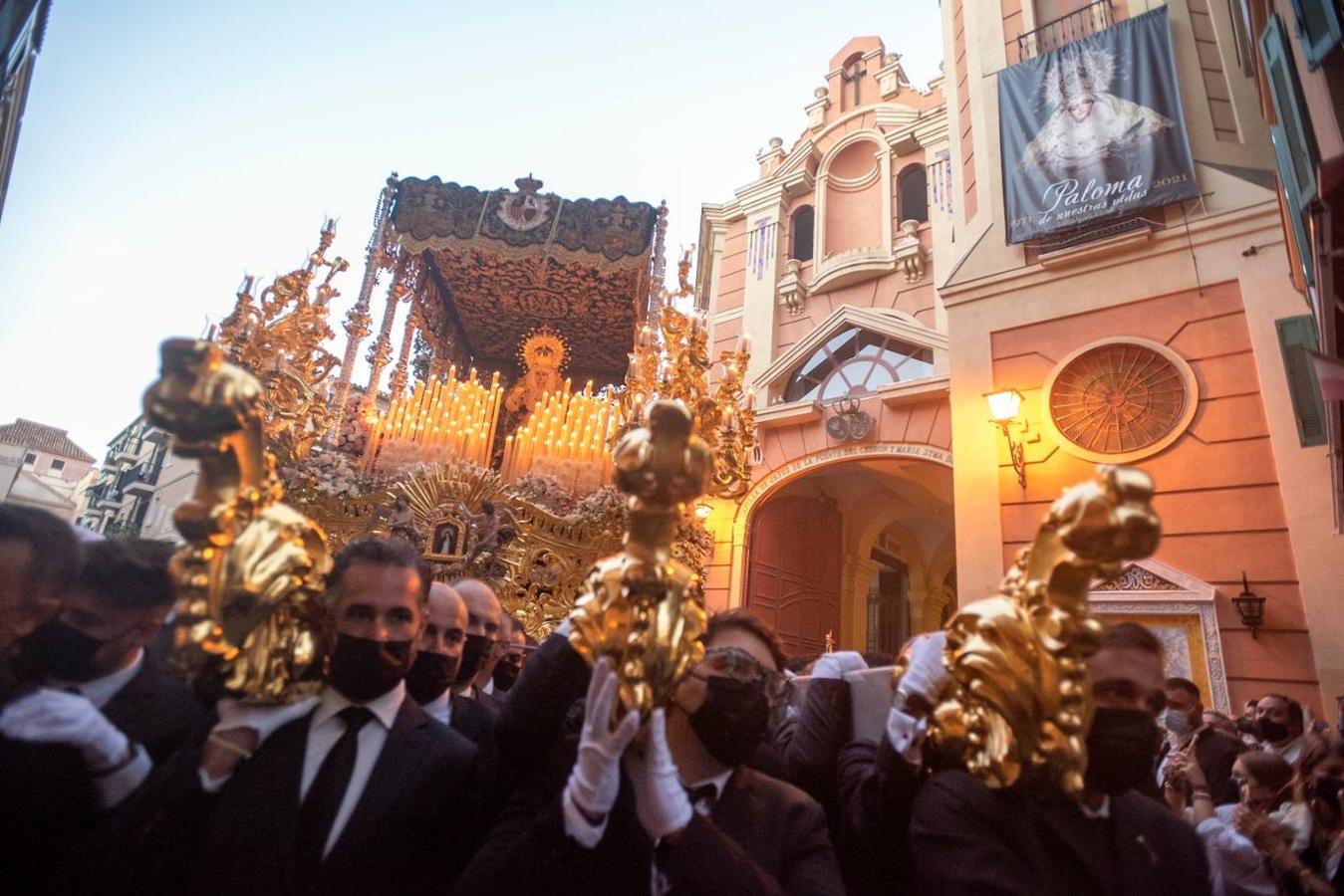 Reencuentro con La Paloma en Málaga en un sábado de procesiones, rosarios y traslados