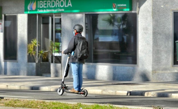 La DGT inicia una campaña especial de control de bicis y patinetes en las aceras