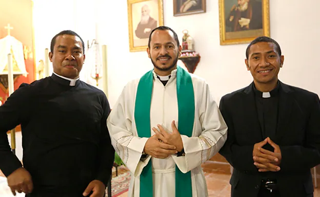 En el centro, el nuevo párroco del Salvador, entre los dos sacerdotes que le ayudarán en su labor pastoral en Antequera. /A.J.G.