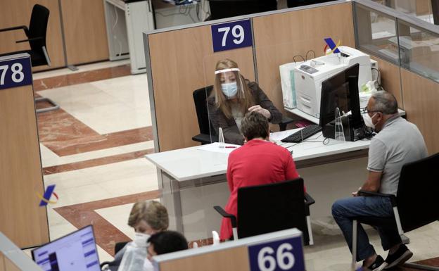 Las administraciones mantienen la cita previa pese a las quejas y el desplome de contagios