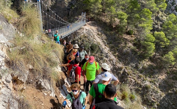 El puente de El Saltillo cumple un año: más de 50.000 visitantes y un 60% más de facturación en los negocios locales