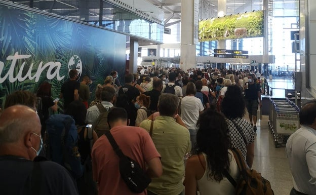 Colas de hasta dos horas para pasar los controles en el Aeropuerto de Málaga