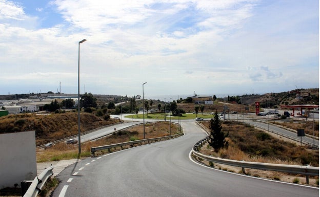 Arreglos en la carretera que lleva al cementerio de Estepona cara a la Festividad de Todos los Santos