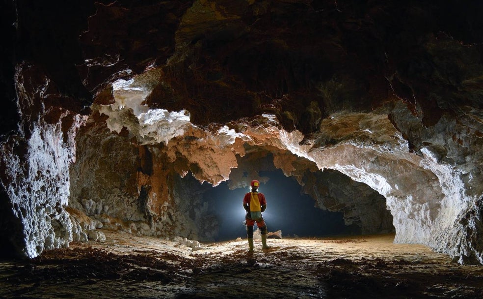 Viaje al interior de las supercuevas de Málaga