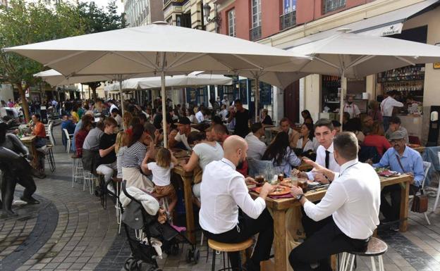 Malagueños y visitantes llenan los bares y las calles del Centro