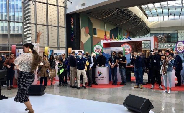Andalucía se anticipa a la WTM con una acción directa al británico en uno de los mayores centros comerciales de Londres