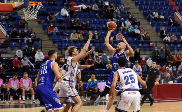 El Marbella cede ante el acierto exterior del Clavijo