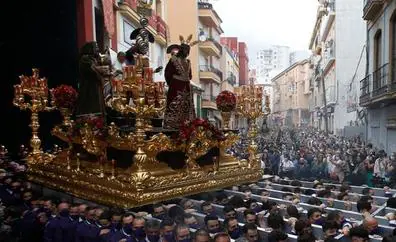 Antonio Banderas metió el hombro bajo el Cristo de la Sentencia en la magna de Málaga