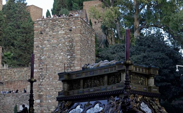 Sepulcro: El Cristo llevó una cruceta musical con 18 marchas