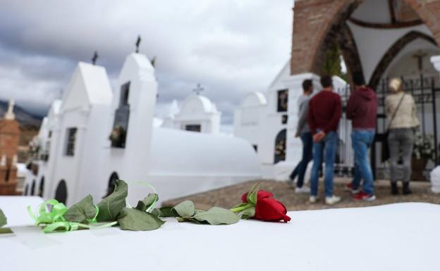 «Necesitaba volver un 1 de noviembre a llevar flores a la tumba de mi madre»