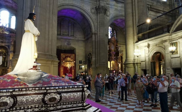 La exposición de imágenes de cofradías en la Catedral de Málaga se amplía hasta el día 18 y los traslados serán el viernes 19