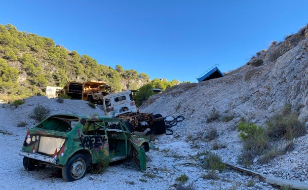 Un cementerio de chatarra en pleno parque natural de la Sierra Almijara desde hace 20 años